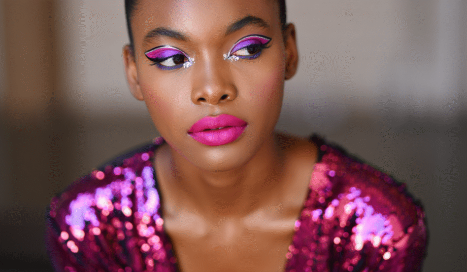 Comment adapter son maquillage pour les tenues à paillettes et briller en soirée